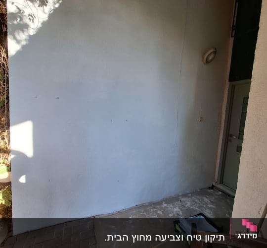 קיר צבוע עם כלי עבודה על הרצפה